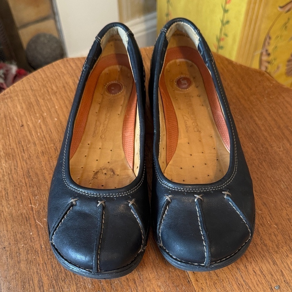 EUC Clarks “Unstructured” Black Women's Flats w/Cute Stitching Details Round Toe